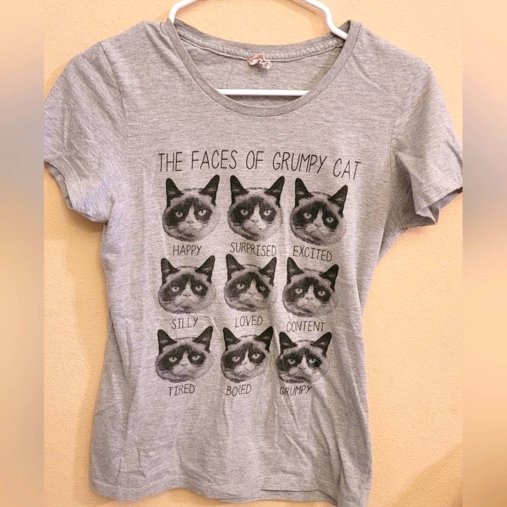 Tshirt. Teens medium. Faces of Grumpy Cat. EUC.